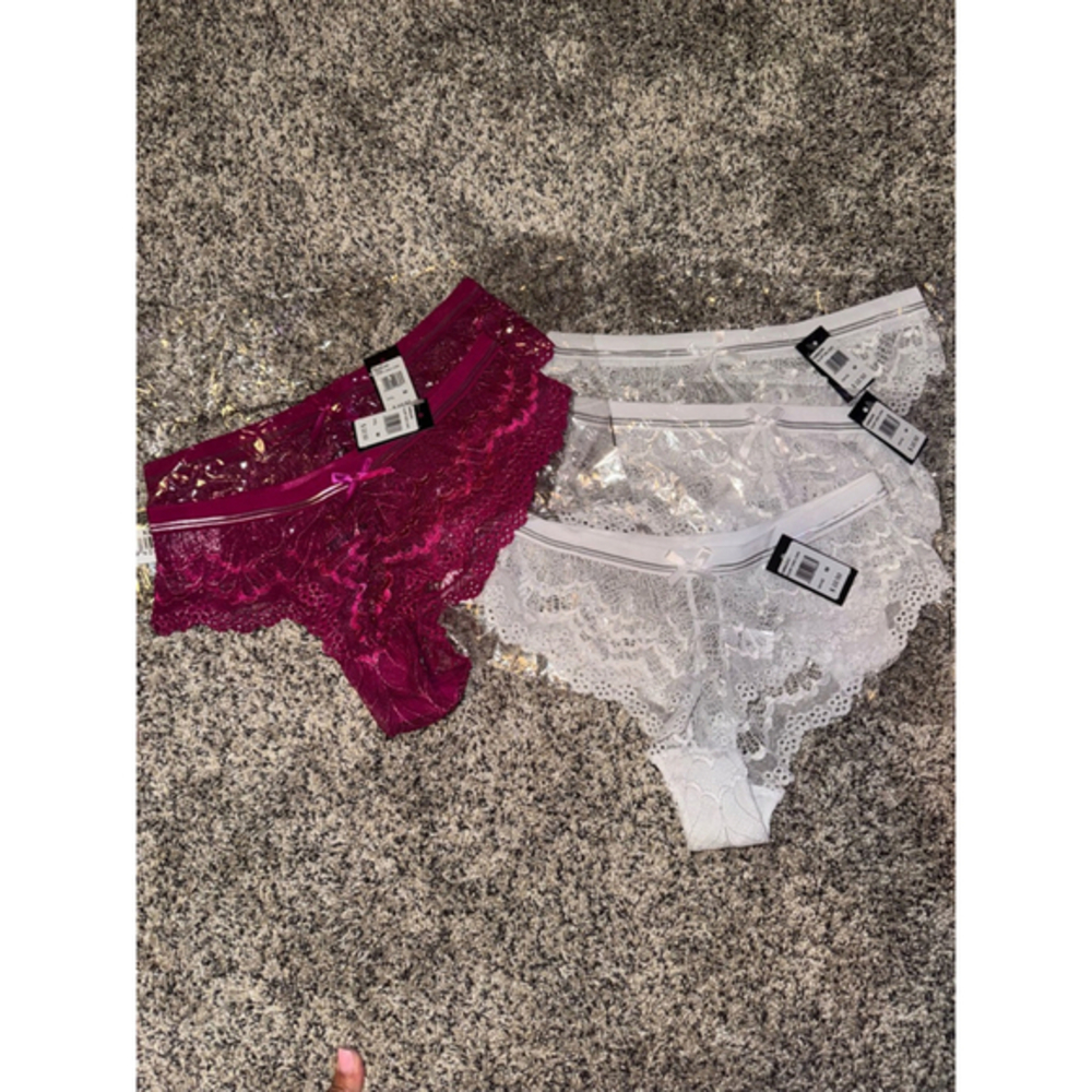 5 pairs NWT Frederick’s of Hollywood Panties Size M White and Pink Lace Thongs​